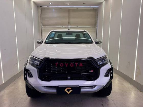 TOYOTA HILUX 2.8 D-4D TURBO DIESEL CD GR-S 4X4 AUTOMÁTICO TOYOTA HILUX 2.8 D-4D TURBO DIESEL CD GR-S 4X4 AUTOMÁTICO